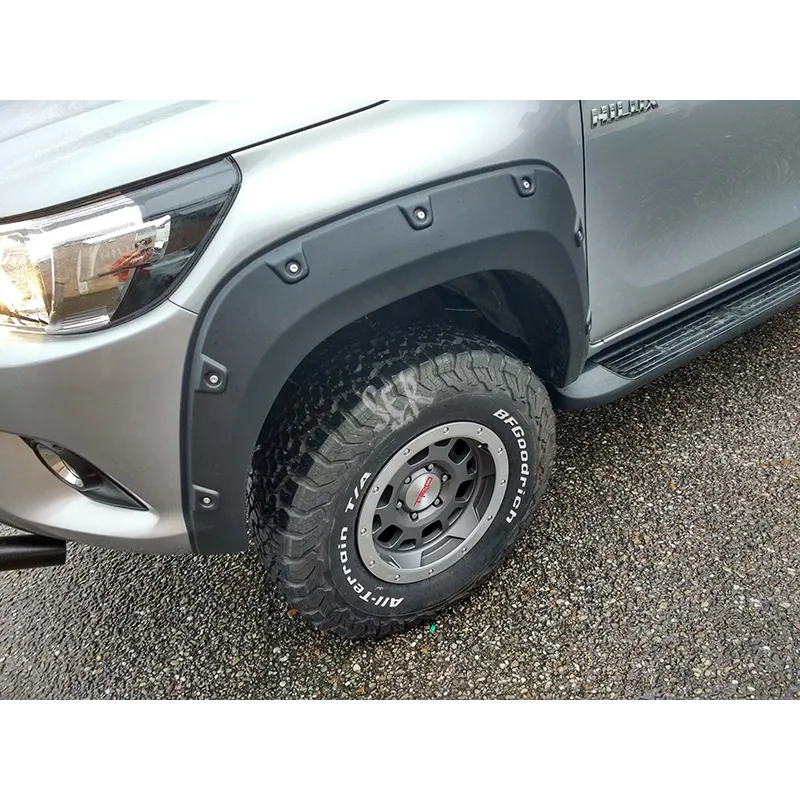 Aletines XXL en ABS negro +40mm para Toyota Hilux ''Revo'' 2016-2021