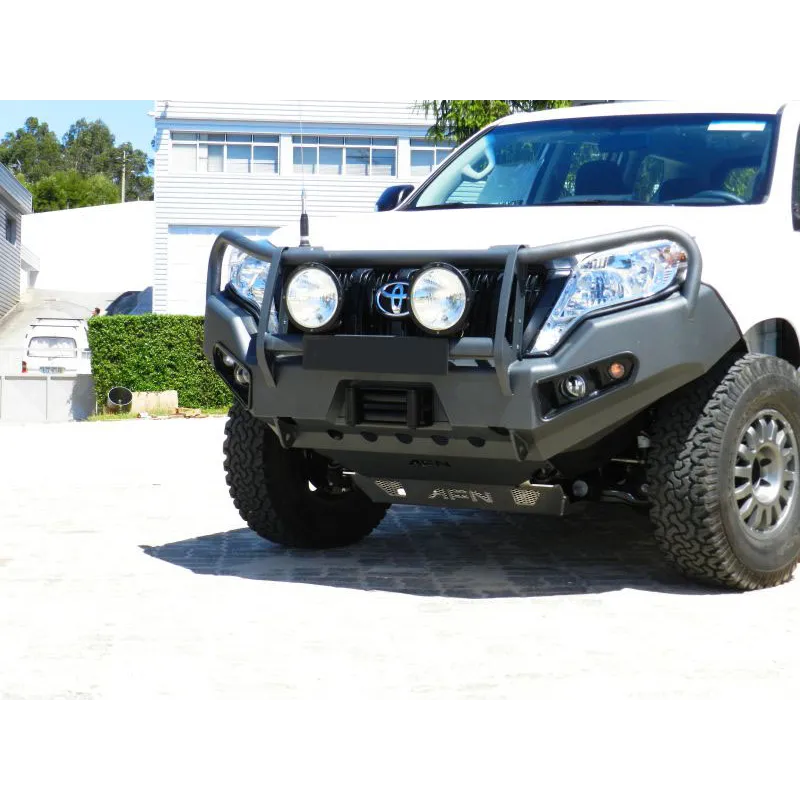 Parachoques frontal con base de cabestrante y con huecos para faros. Versión África (sólo 2014-2017)